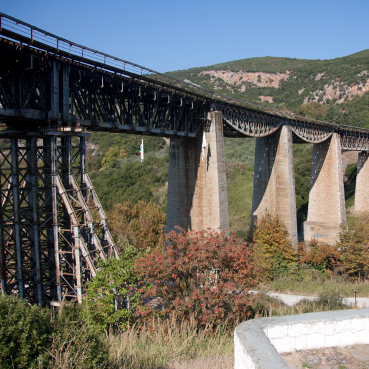 Η ιστορική σιδηροδρομική γέφυρα του Γοργοποτάμου μέσα στο καταπράσινο φαράγγι