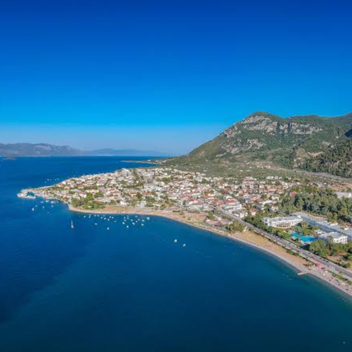 Ο παραλιακός πεζόδρομος στα Καμένα Βούρλα με θέα τον Μαλιακό Κόλπο